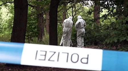 Die Obduktion der am Silbersee bei Hannover gefundenen Leiche zeigt: Es handelt sich eindeutig um ein Tötungsdelikt. (Archivbild) / Foto: ---/dpa