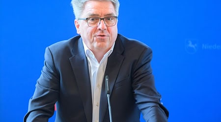 Jürgen Krogmann (SPD) will nicht mehr als Oberbürgermeister für Oldenburg kandidieren. (Archivbild)  / Foto: Julian Stratenschulte/dpa