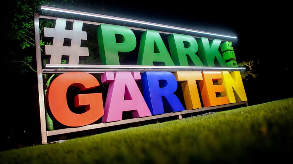 Bei dem alljährlichen «Lichtzauber im Park» erhellen tausende LED-Lichter Gärten, Bäume, Sträucher und Wege im Park der Gärten. (Archivbild) / Foto: Hauke-Christian Dittrich/dpa