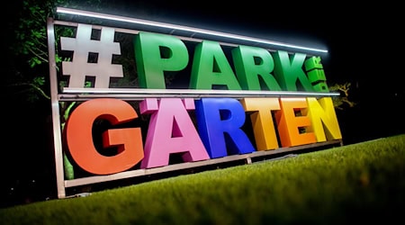 Bei dem alljährlichen «Lichtzauber im Park» erhellen tausende LED-Lichter Gärten, Bäume, Sträucher und Wege im Park der Gärten. (Archivbild) / Foto: Hauke-Christian Dittrich/dpa