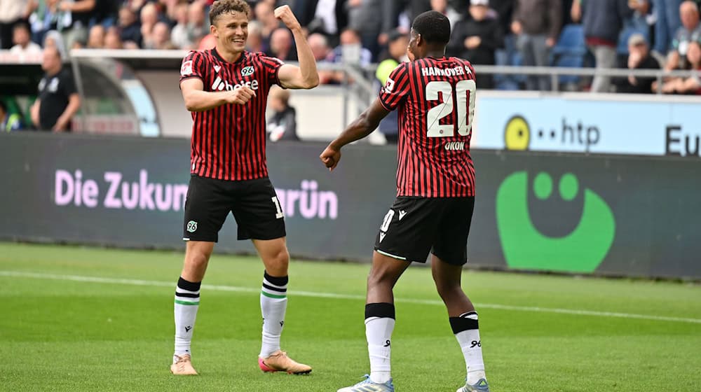 Ime Okon (r, Hannover 96) feiert mit Benedikt Pichler (Hannover 96) sein Tor zum 2:0 / Foto: Swen Pförtner/dpa
