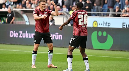 Ime Okon (r, Hannover 96) feiert mit Benedikt Pichler (Hannover 96) sein Tor zum 2:0 / Foto: Swen Pförtner/dpa