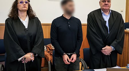 Wie weit ging der Streit zweier Großfamilien bei Stade? Ein 35-Jährigen soll einen Kontrahenten mit einem Messer ermordet haben. (Archivbild) / Foto: -/dpa Pool/dpa