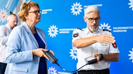 Innenministerin Behrens mit einem Auslesegerät: Es dient dazu, die Blackbox moderner Autos auszulesen. / Foto: Michael Matthey/dpa