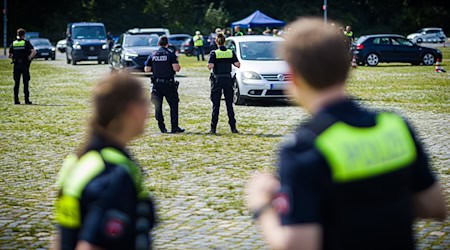  Die Kontrollen der Polizei Hannover sind Teil eines internationalen Erfahrungsaustausches.  / Foto: Moritz Frankenberg/dpa