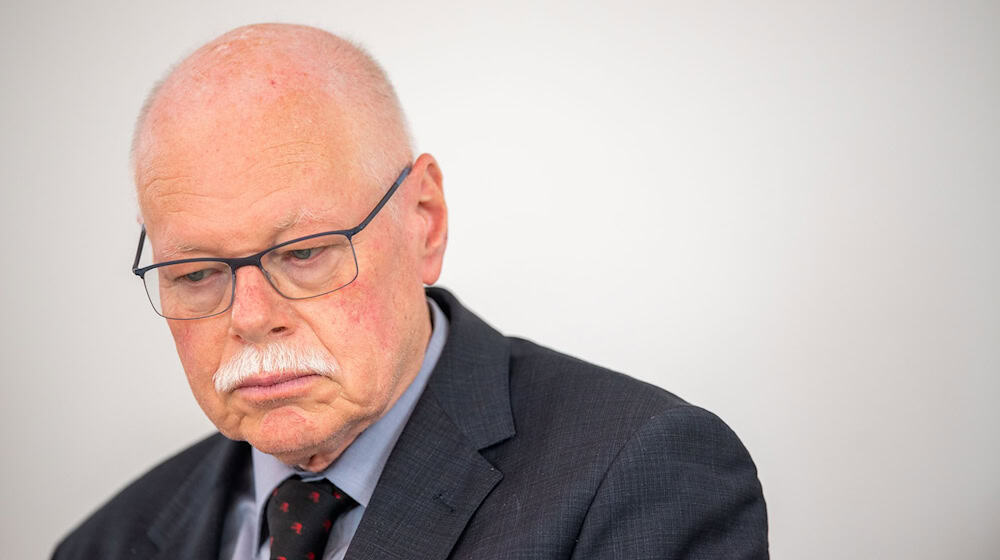 Nach den tödlichen Schüssen auf einen Polizeibeamten im Saarland reagiert Bremens Innensenator Ulrich Mäurer betroffen. (Archivbild)  / Foto: Lino Mirgeler/dpa