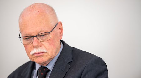 Nach den tödlichen Schüssen auf einen Polizeibeamten im Saarland reagiert Bremens Innensenator Ulrich Mäurer betroffen. (Archivbild)  / Foto: Lino Mirgeler/dpa