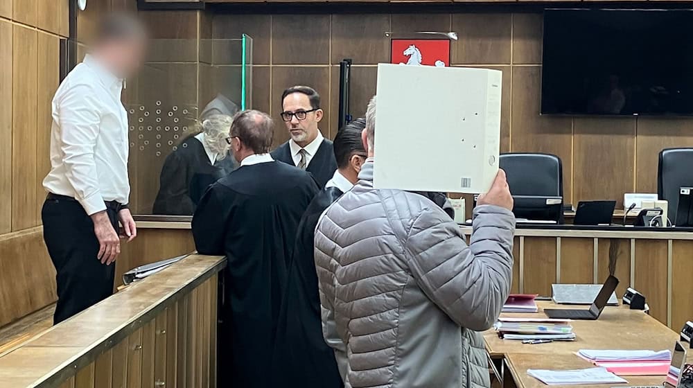 Mit den Plädoyers, möglicherweise dem Urteil war gerechnet worden: Aber der Prozess gegen zwei Polizisten dauert doch länger. (Archivbild) / Foto: Christina Sticht/dpa