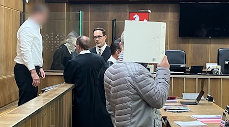 Mit den Plädoyers, möglicherweise dem Urteil war gerechnet worden: Aber der Prozess gegen zwei Polizisten dauert doch länger. (Archivbild) / Foto: Christina Sticht/dpa