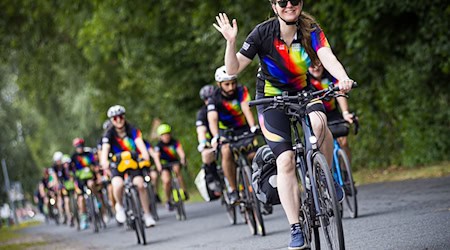 In Hannover sind die Fahrerinnen und Fahrer mit bunten Regenbogentrikots losgefahren. / Foto: Moritz Frankenberg/dpa