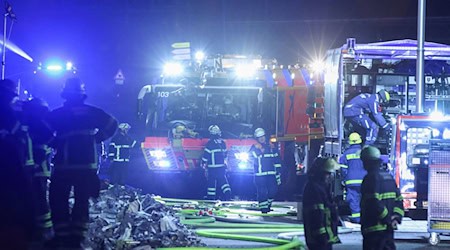 In der dritten Nacht der Löscharbeiten im Hamburger Hafen erhalten die Einsatzkräfte Unterstützung aus Niedersachsen.  / Foto: Bodo Marks/dpa