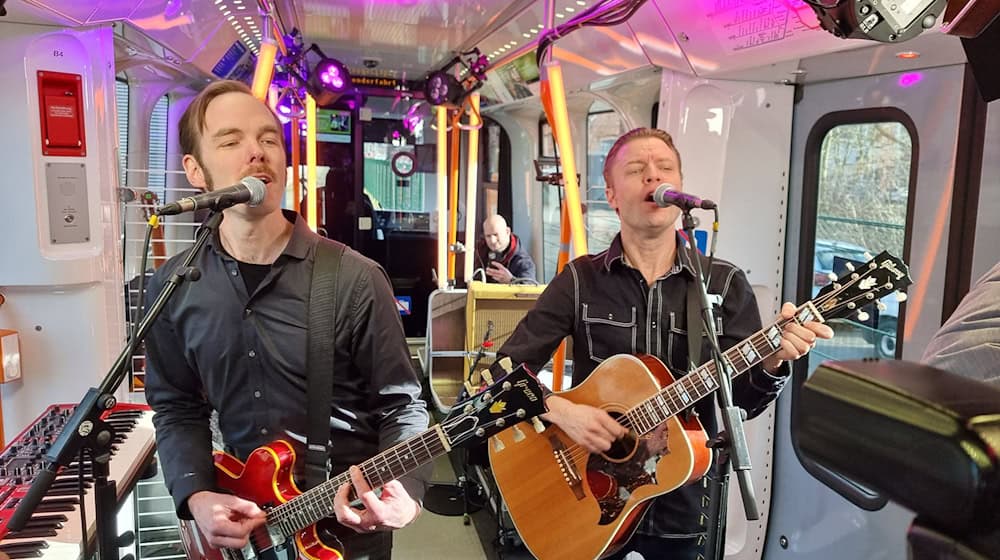 Im Februar 2023 spielte Mando Diao in einer Stadtbahn in Hannover, ihr Auftritt beim Tag der Niedersachsen in diesem Jahr fällt aus. (Archivbild)  / Foto: Str/dpa