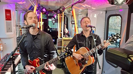Im Februar 2023 spielte Mando Diao in einer Stadtbahn in Hannover, ihr Auftritt beim Tag der Niedersachsen in diesem Jahr fällt aus. (Archivbild)  / Foto: Str/dpa