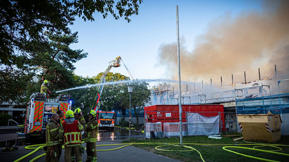 Die Turnhalle brannte bis auf ihre Grundmauern nieder. / Foto: Moritz Frankenberg/dpa