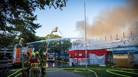 Die Turnhalle brannte bis auf ihre Grundmauern nieder. / Foto: Moritz Frankenberg/dpa