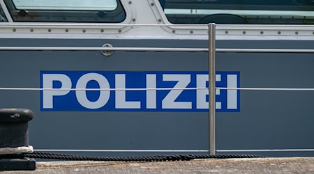 Ein Schiff der Wasserschutzpolizei. In Oldenburg stieß ein Schiff gegen eine Eisenbahnbrücke. Verletzt wurde niemand. (Symbolbild) / Foto: Stefan Sauer/dpa