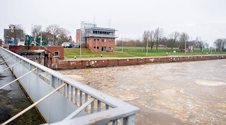 Die Große Seeschleuse ist zwar beschädigt, aber weiter in Betrieb. (Symbolbild) / Foto: Hauke-Christian Dittrich/dpa