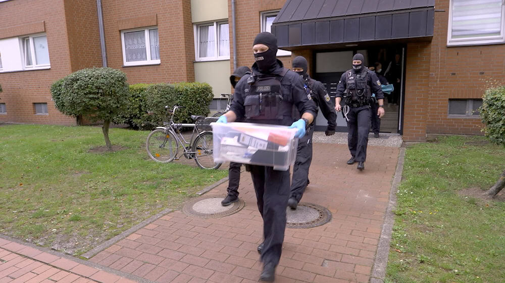 Schlag gegen chinesische Schleuserbande: Die Polizei rückt zu Durchsuchungen in Hannover und mehreren anderen Städten aus.  / Foto: -/Nord-West-Media TV/dpa