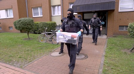 Schlag gegen chinesische Schleuserbande: Die Polizei rückt zu Durchsuchungen in Hannover und mehreren anderen Städten aus.  / Foto: -/Nord-West-Media TV/dpa