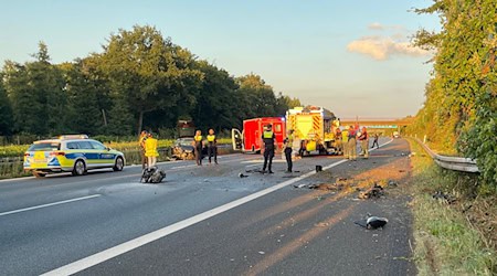 Die A2 war gegen 23.00 Uhr weiterhin gesperrt - ein Ende war zunächst nicht absehbar. / Foto: -/Freiwillige Feuerwehr Lehrte/dpa