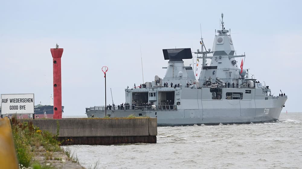 Eine Fregatte verlässt Wilhelmshaven. (Archivbild)  / Foto: Lars Penning/dpa