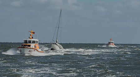 Seenotretter im Einsatz auf der Nordsee – vor Baltrum brachten sie zwei Segler in Sicherheit. / Foto: -/Die Seenotretter - DGzRS/dpa