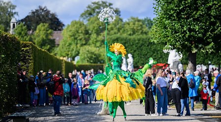 Die Künstlergruppe Art Tremondo läuft durch den Großen Garten. Mit einem großen Sommerfest wird der 350. Geburtstag des Großen Gartens der Herrenhäuser Gärten gefeiert. / Foto: Julian Stratenschulte/dpa