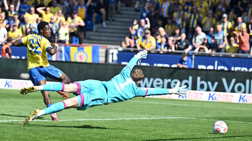 Schoss die Eintracht in Führung: Braunschweigs Christian Conteh (l). / Foto: Swen Pförtner/dpa