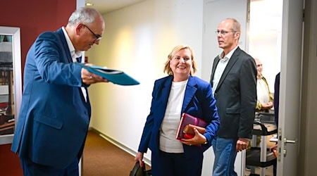 Bovenschulte zeigte sich erfreut über die beiden Kandidaten für den Bremer Senat.  / Foto: Sina Schuldt/dpa