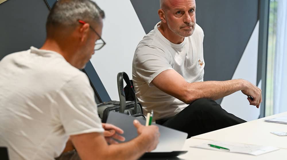 Marco Antwerpen und Frank Döpper dürfen vorerst nicht als Fußball-Trainer arbeiten. / Foto: Arne Dedert/dpa