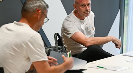 Marco Antwerpen und Frank Döpper dürfen vorerst nicht als Fußball-Trainer arbeiten. / Foto: Arne Dedert/dpa