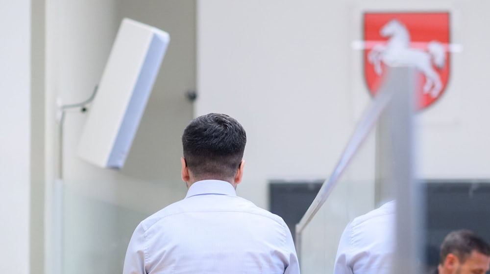 Im Prozess gegen einen mutmaßlich korrupten Staatsanwalt wird klar: Vermutet wurde zunächst, dass ein Polizeibeamter die undichte Stelle war. (Archivbild) / Foto: Julian Stratenschulte/dpa