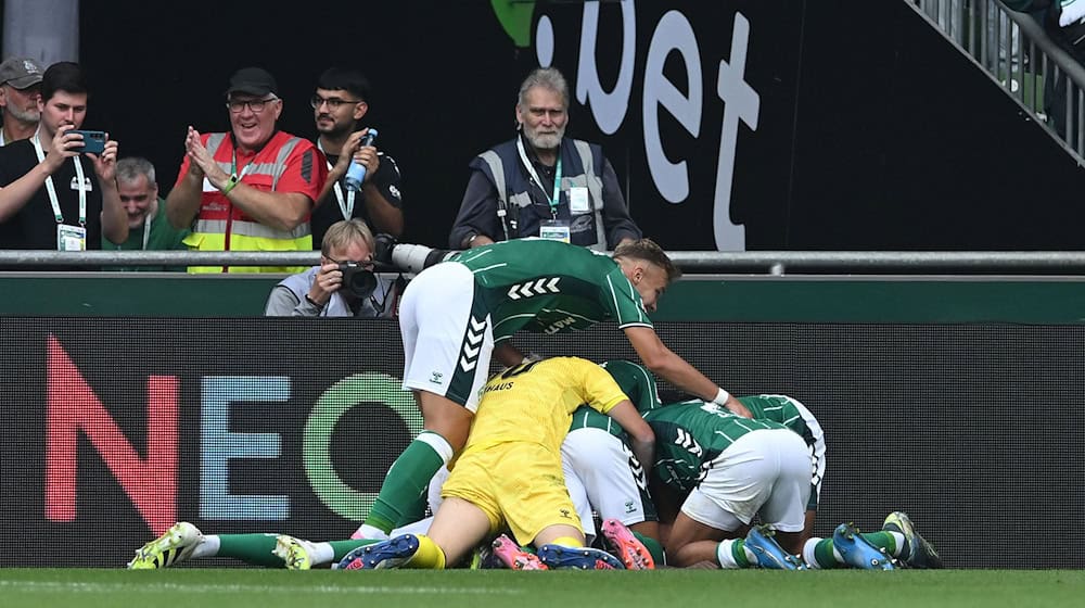 Die Werder-Spieler bejubeln das späte 3:3 gegen Leverkusen. / Foto: Carmen Jaspersen/dpa