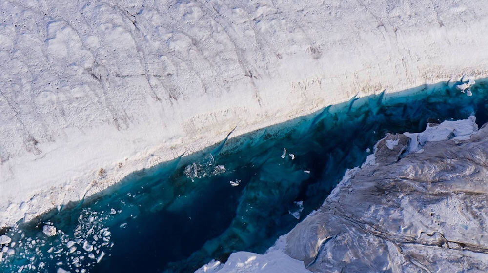 Auf einem Gletscher in Grönland hat sich ein See gebildet. / Foto: Ole Zeising/Alfred-Wegener-Institut /dpa
