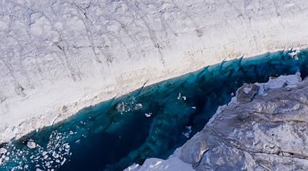 Auf einem Gletscher in Grönland hat sich ein See gebildet. / Foto: Ole Zeising/Alfred-Wegener-Institut /dpa