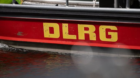 Einsatzkräfte haben die Leiche eines Mannes aus einem Baggersee geborgen. (Symbolbild) / Foto: Markus Lenhardt/dpa