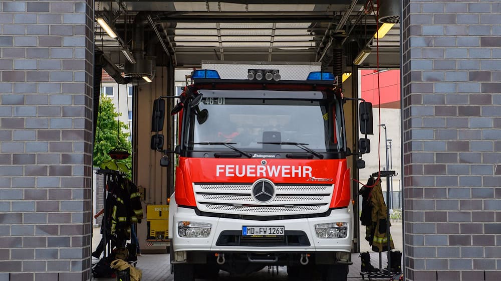 Kräfte der Feuerwehr rücken auf ein Feld aus, um nicht nur einen Traktor, sondern auch das Feld selbst zu löschen. (Symbolbild) / Foto: Klaus-Dietmar Gabbert/dpa