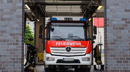 Kräfte der Feuerwehr rücken auf ein Feld aus, um nicht nur einen Traktor, sondern auch das Feld selbst zu löschen. (Symbolbild) / Foto: Klaus-Dietmar Gabbert/dpa