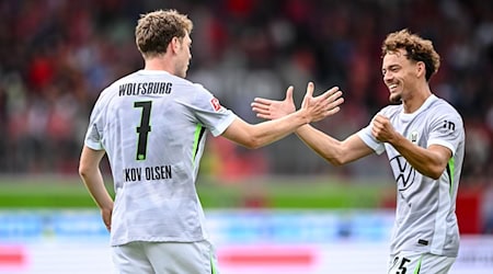 Brachte den VfL in Führung: Der Däne Andreas Skov Olsen (l.). / Foto: Harry Langer/dpa