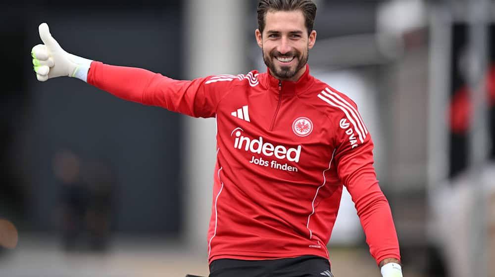 Eintracht Frankfurts Kevin Trapp soll im DFB-Pokal gegen den FV Engers trotz der Wechselgerüchte im Tor stehen. / Foto: Arne Dedert/dpa