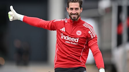 Eintracht Frankfurts Kevin Trapp soll im DFB-Pokal gegen den FV Engers trotz der Wechselgerüchte im Tor stehen. / Foto: Arne Dedert/dpa