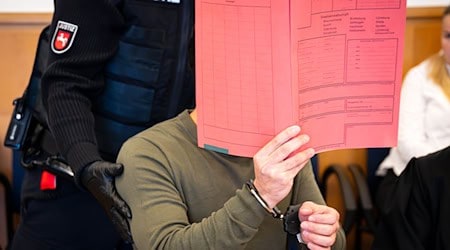 Im Mordprozess gegen einen 35-Jährigen in Stade eskalierte die Stimmung. (Archivbild) / Foto: Sina Schuldt/dpa-Pool/dpa