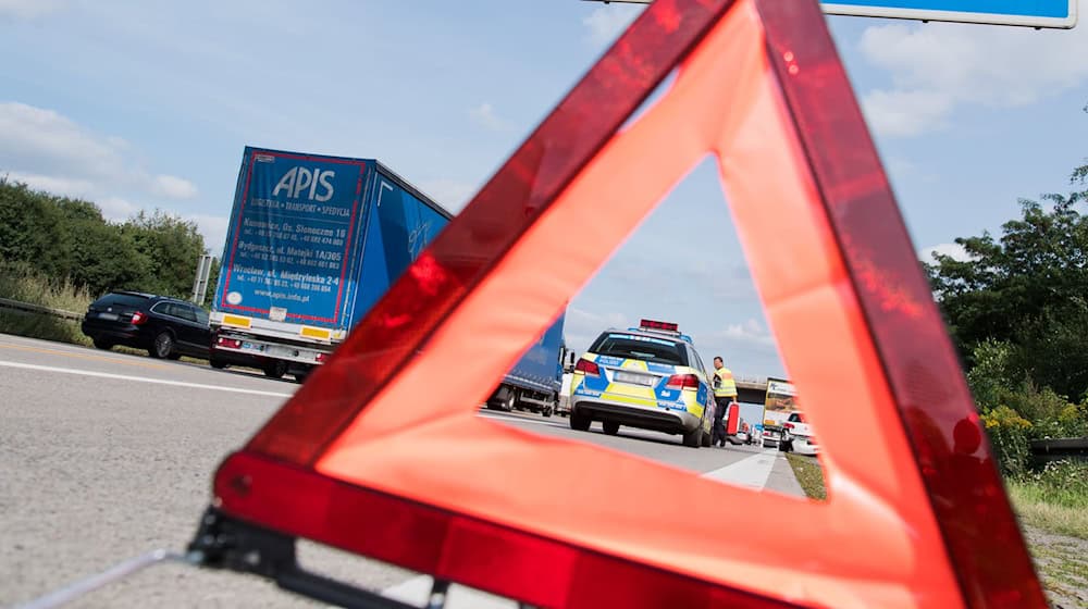 Die Bergungsarbeiten dauern noch weitere Stunden an. (Symbolbild) / Foto: Julian Stratenschulte/dpa/dpa-tmn