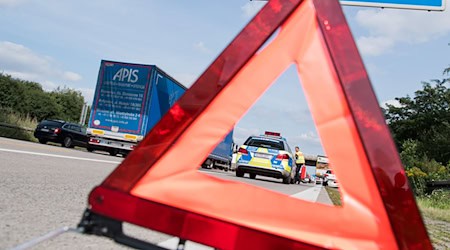 Die Bergungsarbeiten dauern noch weitere Stunden an. (Symbolbild) / Foto: Julian Stratenschulte/dpa/dpa-tmn