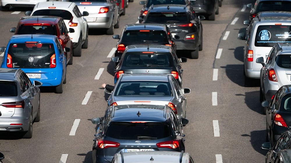 Auf der A2 bei Peine kommt es zu kilometerlangen Rückstaus (Symbolbild). / Foto: Marijan Murat/dpa