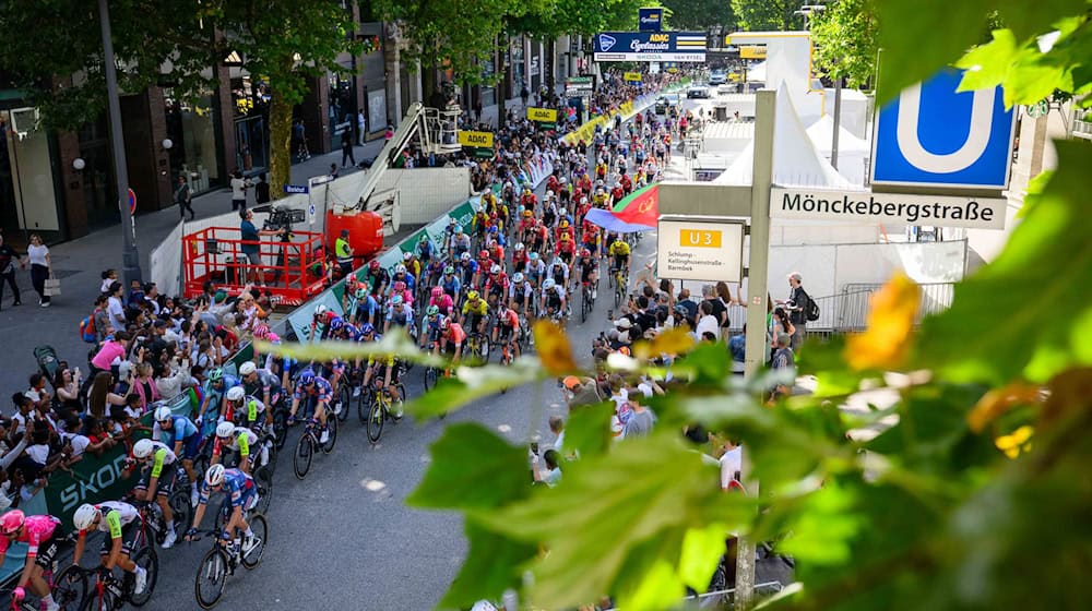 Die Radprofis bei den Hamburger Cyclassics. / Foto: Gregor Fischer/dpa