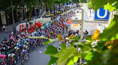 Die Radprofis bei den Hamburger Cyclassics. / Foto: Gregor Fischer/dpa