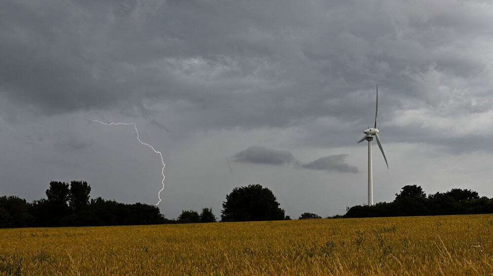 Meteorologen rechnen am Samstag mit starken Gewittern und Windböen. (Symbolbild) / Foto: Julian Stratenschulte/dpa