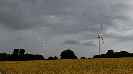 Meteorologen rechnen am Samstag mit starken Gewittern und Windböen. (Symbolbild) / Foto: Julian Stratenschulte/dpa