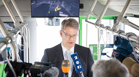 Verkehrsminister Schnieder zeigt sich nach seiner Fahrt im autonomen Bus beeindruckt. / Foto: Moritz Frankenberg/dpa